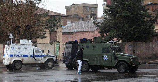 Xe bọc thép và cảnh sát được triển khai ở TP Diyarbakir. Ảnh: DHA