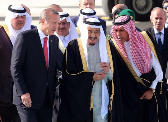 Tổng thống Recep Tayyip Erdogan (trái) đón Quốc vương Ả Rập Saudi Salman bin Abdul-Aziz Al Saud (giữa) tại sân bay. Ảnh: DHA