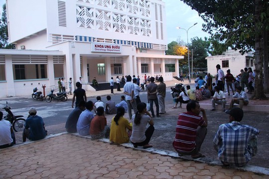Bên ngoài khuôn viên Bệnh viện đa khoa tỉnh Bình Thuận vẫn còn rất đông người chờ đón thi hài người thân gặp nạn trở về