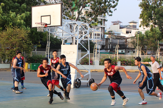 Đội Nam Sài Gòn đang thi đấu cùng đội Tao Đàn, hai ứng viên mạnh cho ngôi vô địch giải bóng rổ hạng A TP HCM