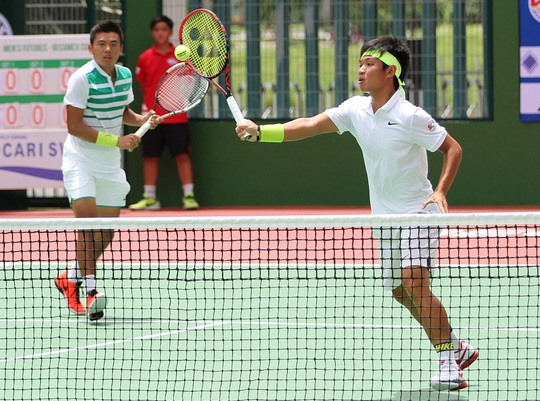 
Đôi vợt chủ nhà là Nguyễn Hoàng Thiên và Lý Hoàng Nam đã làm nức lòng khán giả hâm mộ khi thắng sốc cặp đôi hạt giống số 4
