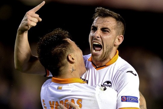 Alcacer ăn mừng bàn thắng trong trận Valencia gặp Basel ở Europa League 2014