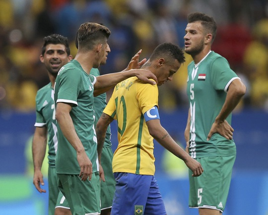 Neymar được các cầu thủ Iraq an ủi sau trận hòa muối mặt 0-0