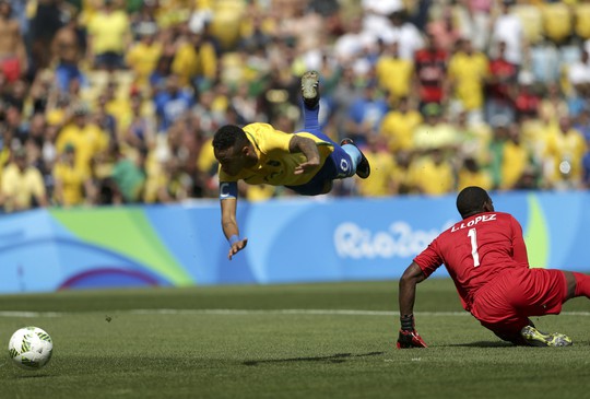 Pha ghi bàn dũng cảm của Neymar đã đi vào lịch sử bóng đá Olympic với tư cách là bàn thắng nhanh nhất