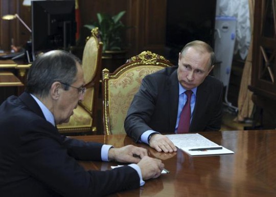 Tổng thống Putin (phải) trong cuộc họp với Ngoại trưởng Sergey Lavrov hôm 14-3. Ảnh: Reuters