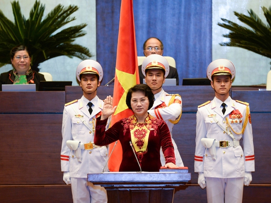 Bà Nguyễn Thị Kim Ngân, tân Chủ tịch Quốc hội, nữ Chủ tịch Quốc hội đầu tiên của nước ta, tuyên thệ nhậm chức - Ảnh: Nguyễn Nam