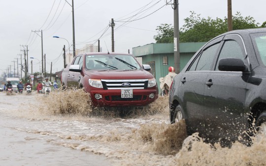 
Nhiều xe máy, ô tô lưu thông trên đường Lưu Định Của (quận 2, TP HCM) khốn khổ vì nước ngập.
