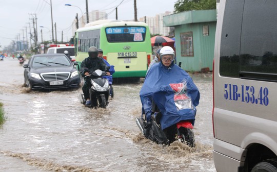 Mưa xuống đường Lương Định Của (quận 2, TP HCM) ngập lụt khiến người lưu thông khốn khổ