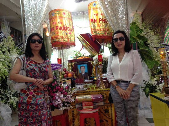 Ca sĩ Họa Mi và Phương Hồng Ngọc đến viếng lễ tang ông bầu Duy Ngọc