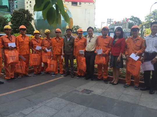 
Lãnh đạo LĐLĐ quận 1, TP HCM, thăm công nhân vệ sinh làm ở đường hoa Nguyễn Huệ
