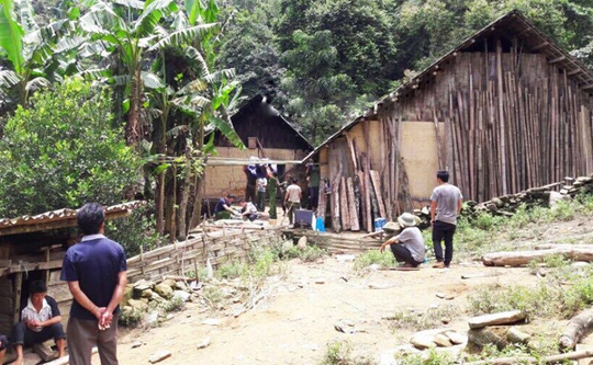 Căn nhà xảy ra vụ thảm án nằm trên địa bàn rừng núi và cách không xa biên giới - Ảnh: Báo Lào Cai