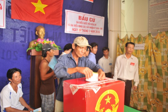 Cử tri ở 1 xã đảo của tỉnh Kiên Giang thực hiện quyền công dân của mình bằng lá phiếu bầu đại biểu QH và HĐND các cấp trong ngày 22-5 vừa qua.