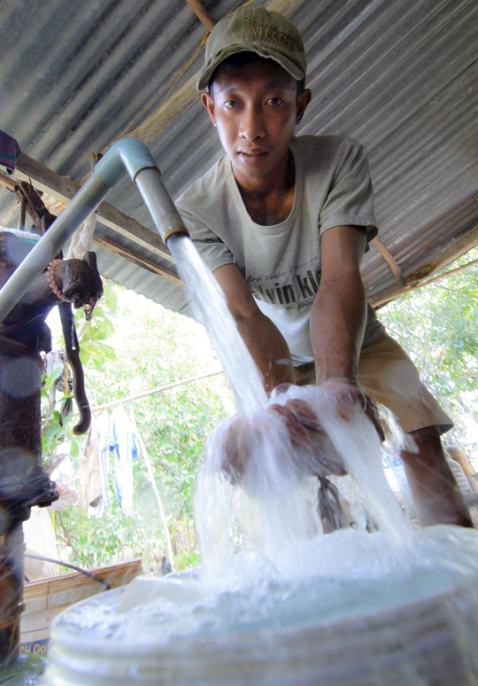 
Nước giếng cũng bị nhiễm mặn nên người dân huyện An Minh phải mua nước sinh hoạt với giá đắt đỏ
