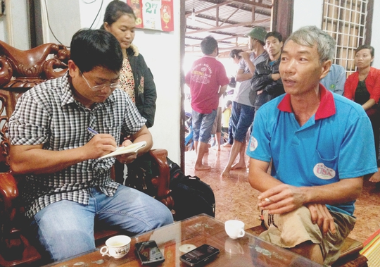 
Người dân thôn An Hòa bức xúc trao đổi vụ việc với phóng viên
