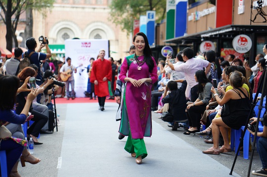 Người mẫu Linh Nga tha thướt trong tà áo dài mang nhiều ngôn ngữ: cổ điển giao lưu vói hiện đại
