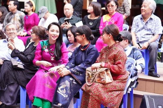 
Người mẫu- diễn viên múa Linh Nga, NTK Trịnh Hoàng Diệu và ca sĩ Trịnh Vĩnh Trinh
