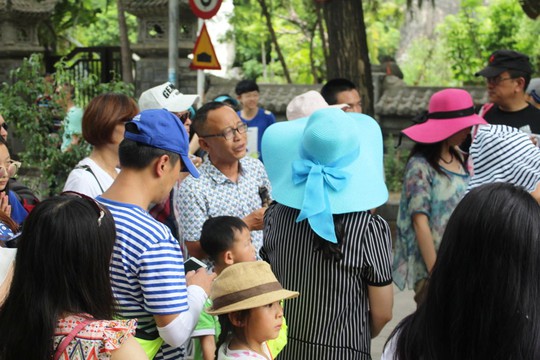 
HDV chui của TQ tại các điểm tham quan ở TP Nha Trang
