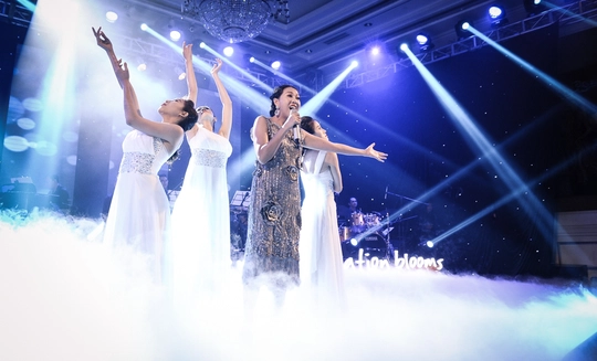 Ca sĩ Nguyên Thảo hát tặng ngày ra mắt công ty của Việt Anh