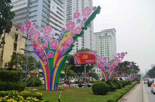 Các công nhân đang gấp rút hoàn thiện những khối hình trang trí trên đường Nguyễn Chí Thanh