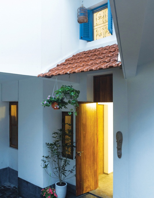 
Mặt tiền của ngôi nhà nhẹ nhàng, ấn tượng với những bức tượng độc đáo.
