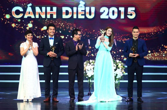 
Nhã Phương nhận giải Cánh diều Vàng 2015 cho vai nữ chính trong phim truyền hình Tuổi thanh xuân.
