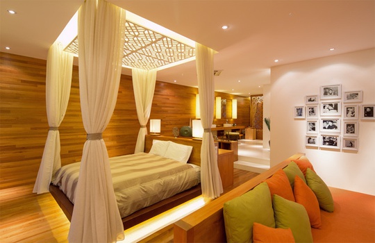 
Không gian phòng ngủ rộng thoáng và ấm áp với chất gỗ, vải, màn và đèn trang trí.
