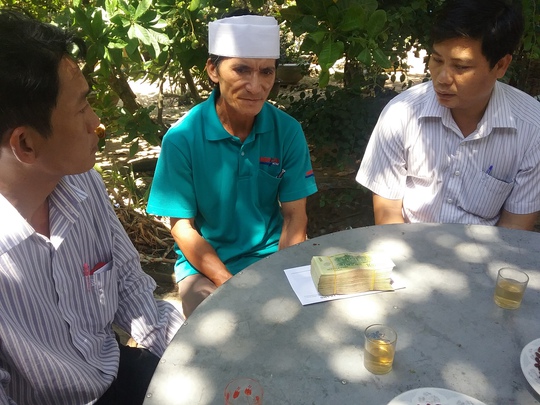 
Nhà xe Phương Trang trao tiền hỗ trợ cho thân nhân nạn nhân Võ Thị Xuân
