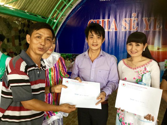 Ông Hữu Hoài - Phó Giám đốc TT Nhân đạo Quê Hương trao thư cảm ơn của Trung tâm cho NS Khánh Tuấn và Tâm Tâm