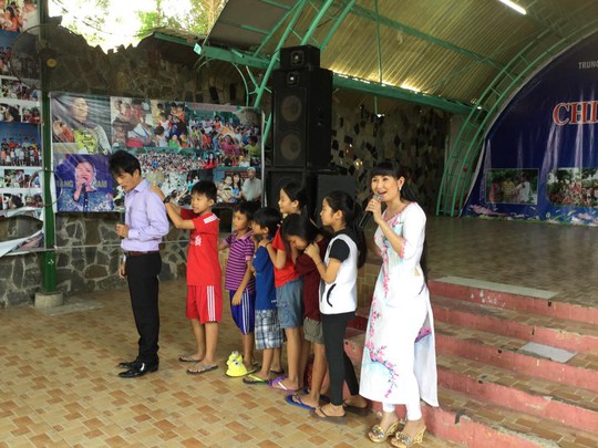 NS Khánh Tuấn và Tâm Tâm hướng dẫn các em thiếu nhi chơi trò chơi dân gian kết hợp với những bài hát mang âm hưởng dân ca