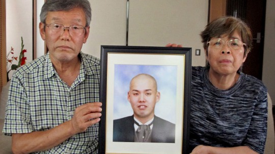 Cha mẹ Kiyotaka Serizawa bên di ảnh con trai Ảnh: THE WASHINGTON POST