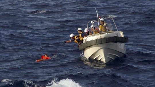 Tuần duyên Nhật Bản cứu thuyền viên Trung Quốc hôm 11-8. Ảnh: EPA