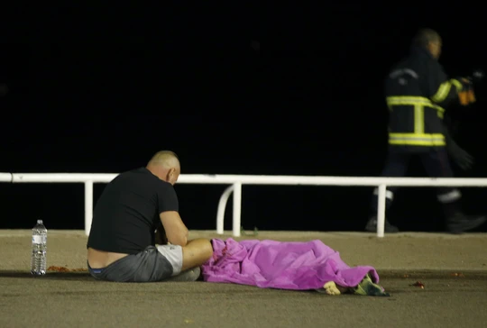 
Thi thể một nạn nhân trong vụ tấn công tại Nice. Ảnh: Reuters
