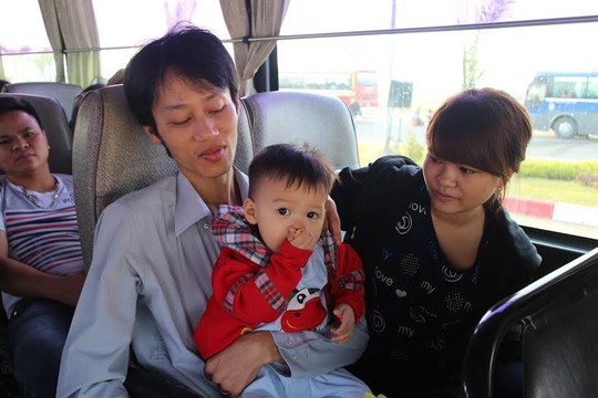 
Niềm vui của vợ chồng anh Nguyễn Văn Cường và chị Trần Thị Hai (Công ty Hungway- KCX Tân Thuận) trên chuyến xe đoàn tụ với người thân
