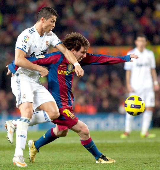 Bên ngoài, Pep - Mou đấu trí, trong sân Ronaldo - Messi giao tranh