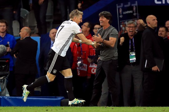 
Schweinsteiger tay bắt mặt mừng với HLV Joachim Low
