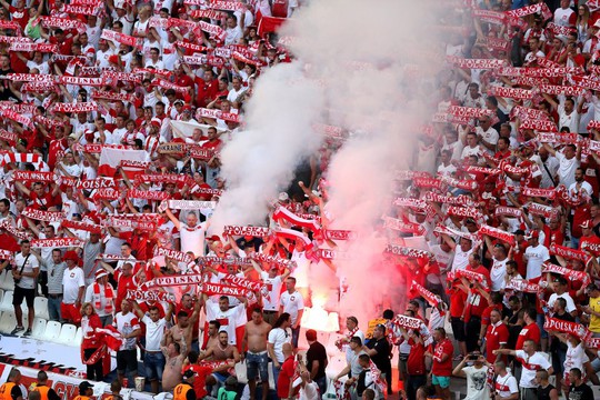 
Pháo sáng - dù bị cấm - vẫn được các CĐV Ba Lan đốt lên ăn mừng bàn thắng
