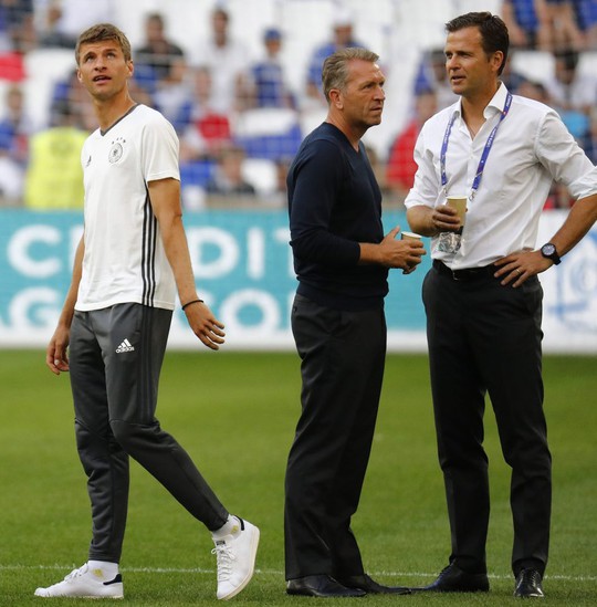 
Trưởng đoàn Oliver Bierhoff (phải) tại Euro 2016
