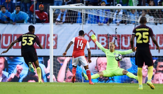 Walcott hạ gục thủ môn Joe Hart