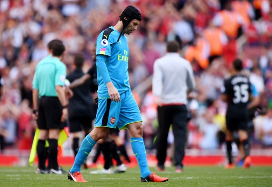 Thủ môn Cech lầm lũi rời sân sau trận thua Liverpool