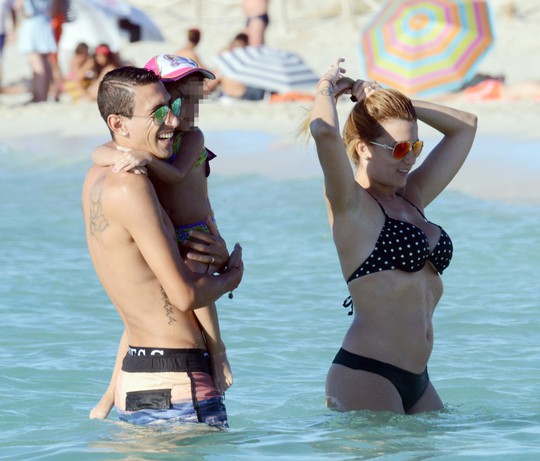 Di Maria cùng cô vợ xinh đẹp Jorgelina Cardoso và con gái 2 tuổi Mia ở Formentera, Tây Ban Nha