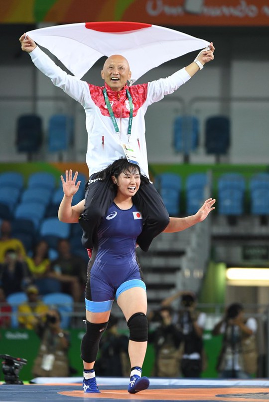 
Nữ đô vật Nhật Bản Dosho cõng HLV của mình chạy ăn mừng khắp sân
