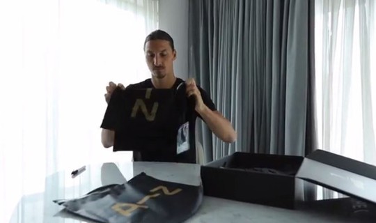
Ibrahimovic với món quà gửi đến Bravo
