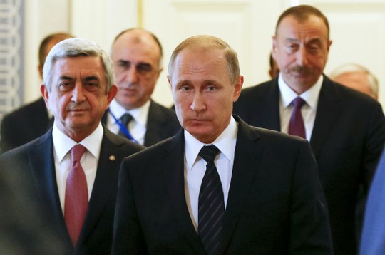 
Tổng thống Nga Vladimir Putin (giữa) tăng cường sự hiện diện của Moscow ở Đông Nam Á. Ảnh: AP

