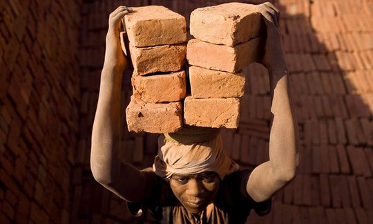Một lao động nô lệ ở Ấn Độ Ảnh: EPA