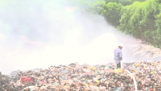 Bãi rác Trường Thủy bị cháy gần 10 ngày, khói bay mù mịt gây ô nhiễm môi trường nghiêm trọng