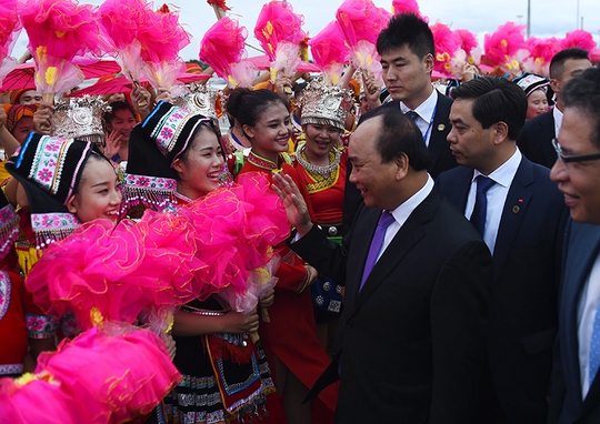 
Thủ tướng Nguyễn Xuân Phúc chào các sinh viên Trung Quốc ra đón đoàn tại sân bay - Ảnh: VGP/Quang Hiếu
