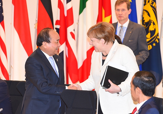 Thủ tướng Nguyễn Xuân Phúc bắt tay Thủ tướng Đức Angela Merkel