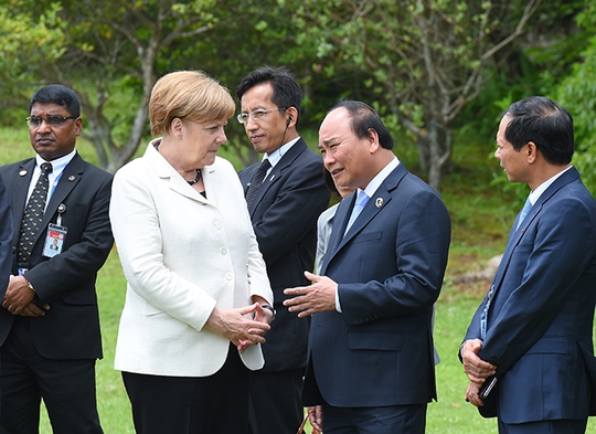 Thủ tướng Nguyễn Xuân Phúc trò chuyện với Thủ tướng Đức Angela Merkel