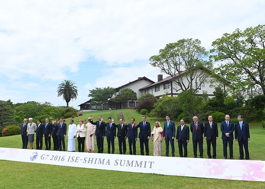 Các nguyên thủ quốc gia tham dự hội nghị G7 mở rộng chụp ảnh chung