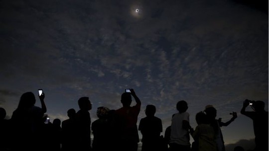 Chụp ảnh nhật thực ở Indonesia. Ảnh: Reuters